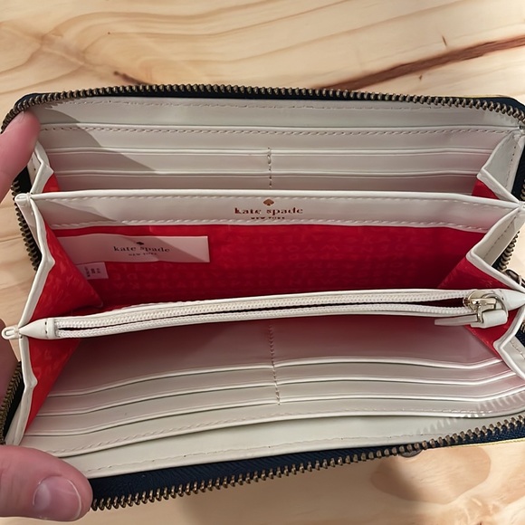 Kate spade women Wallet. - Picture 3 of 9